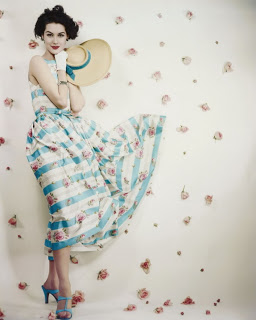 典型的な50年代のドレスをまとった女性。このハイウェストと広がるスカートがポイント