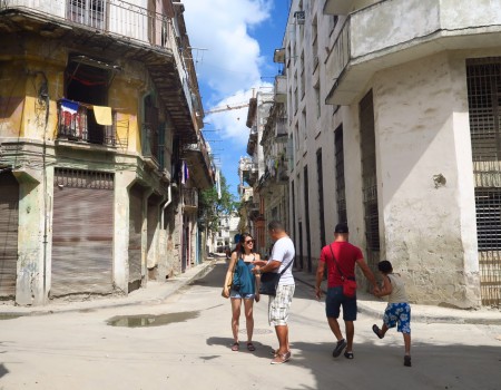 Cubano episodes：道は調べないで聞け。美人を見たらクラクションを鳴らせ。キューバの常識があなたを変える？