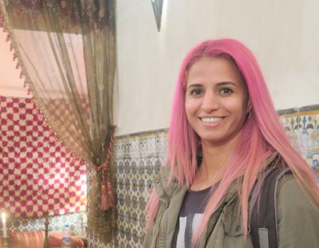 ピンクの髪のモロッコ人女性-美味モロッコ料理を食べながら、”彼女がこの国に残るワケ”を聞いた