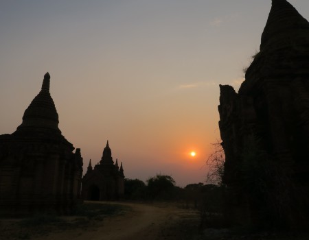 Bagan,Myanmar 朝日と夕日とEバイクとアーティストの彼。