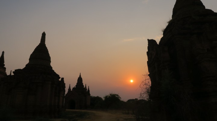 Bagan,Myanmar 朝日と夕日とEバイクとアーティストの彼。