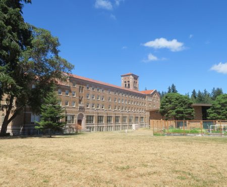 広大な公園にある神学校がラグジュアリーホテルに!?  THE LODGE AT ST. EDWARD STATE PARK: A Historic Landmark Surrounded by Natural Beauty