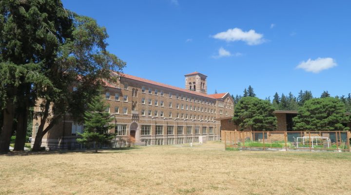 広大な公園にある神学校がラグジュアリーホテルに!?  THE LODGE AT ST. EDWARD STATE PARK: A Historic Landmark Surrounded by Natural Beauty